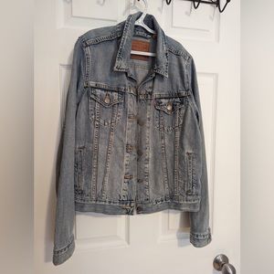 Women’s Levi’s Jean Jacket. Excellent condition